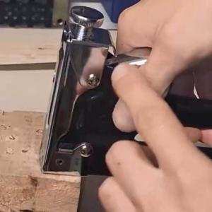 Video lắp ghim và điều chỉnh lực súng bắn ghim gỗ