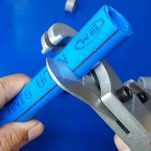 Kiểm tra độ sắc bén của kéo cắt ống nhựa C-Mart