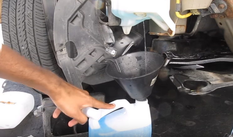 Hướng dẫn cách thay thế cảm biến két nước rửa kính xe ô tô 4