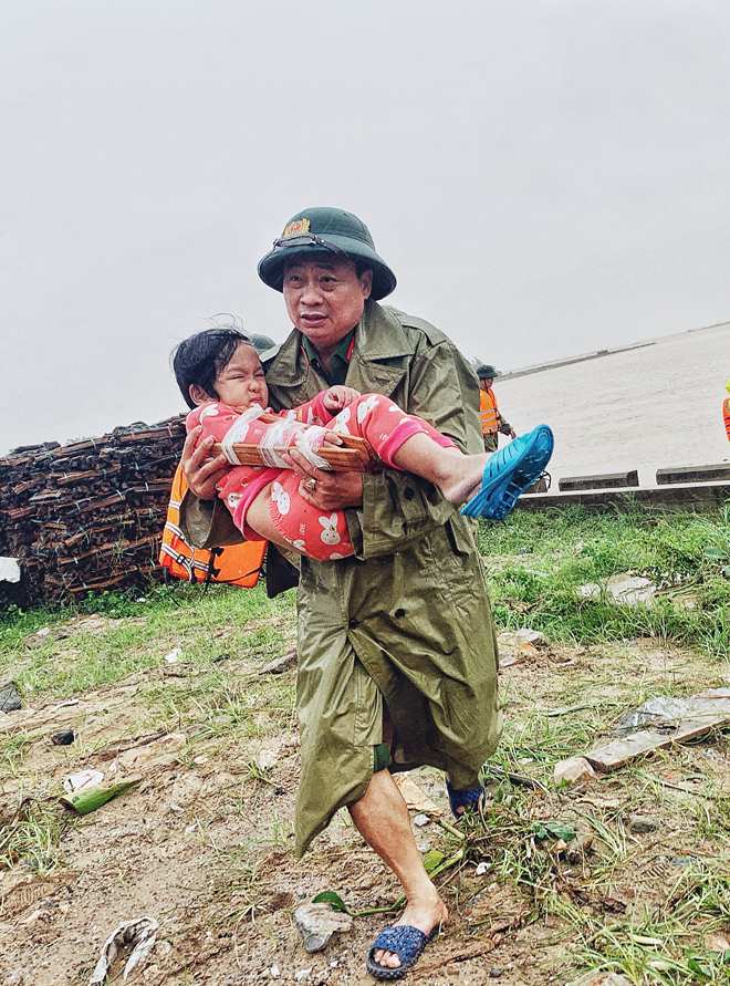 Hình ảnh người lính cứu trợ trong bão lũ