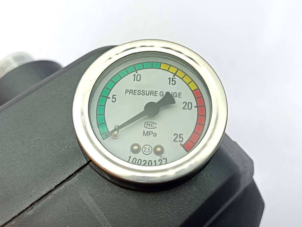 Đồng hồ đo áp suất của máy xịt rửa Ingco