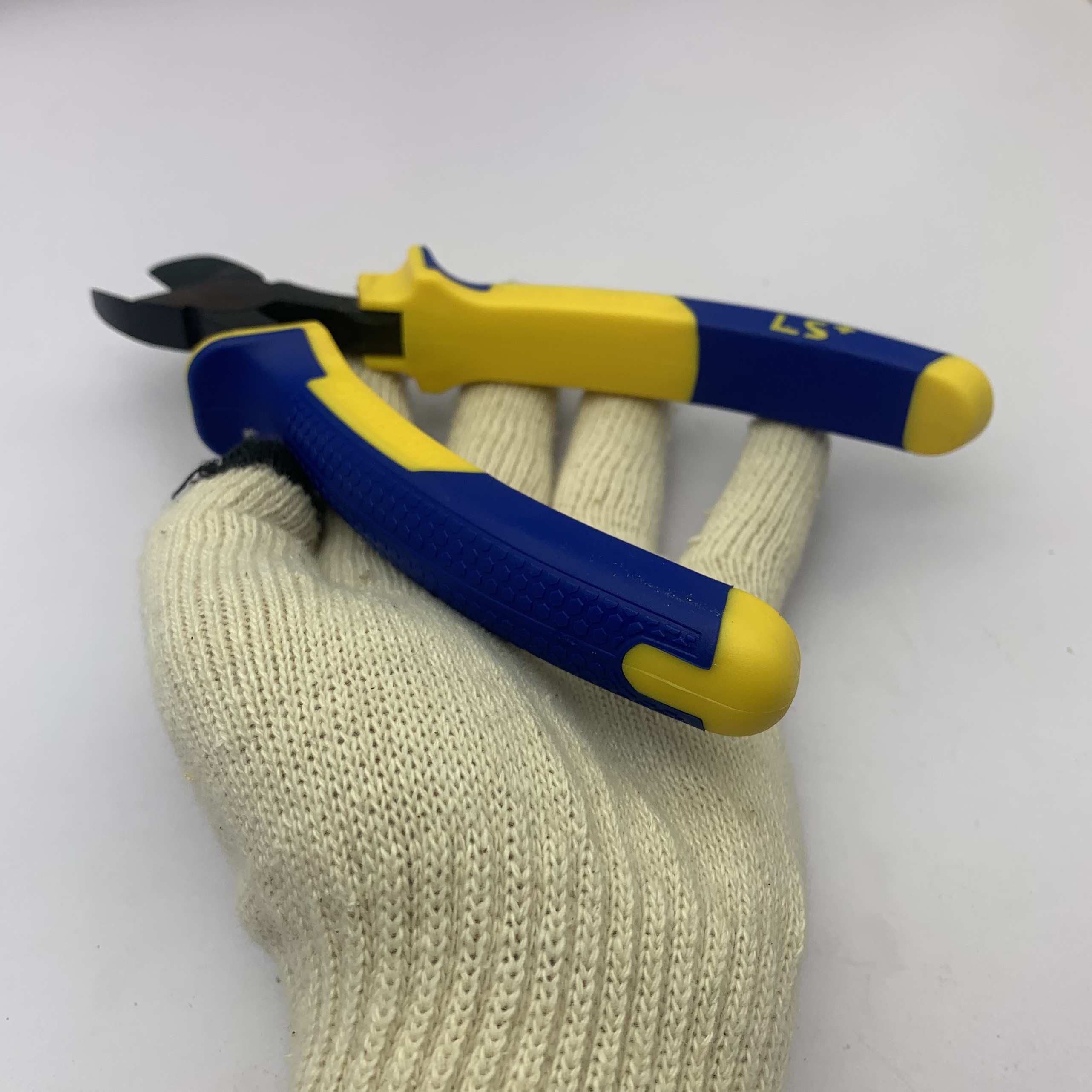 Cán cầm LS310690 được làm từ nhựa TPR có các đường vân tạo ma sát giúp ta dễ dàng sử dụng ngay cả khi đeo găng tay
