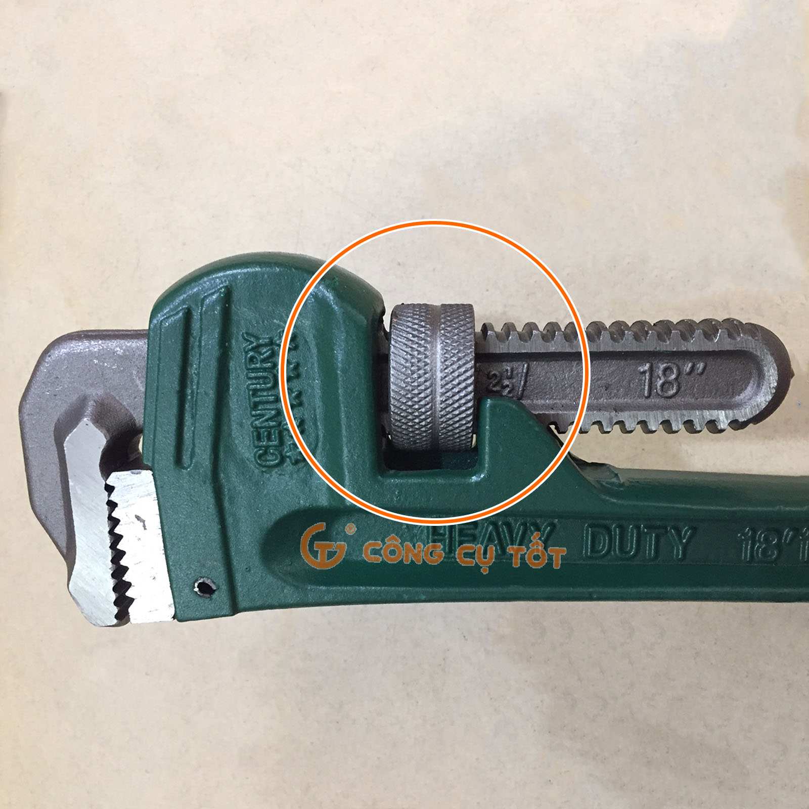 Lò xo và nút khóa có giúp cố định độ mở của sản phẩm