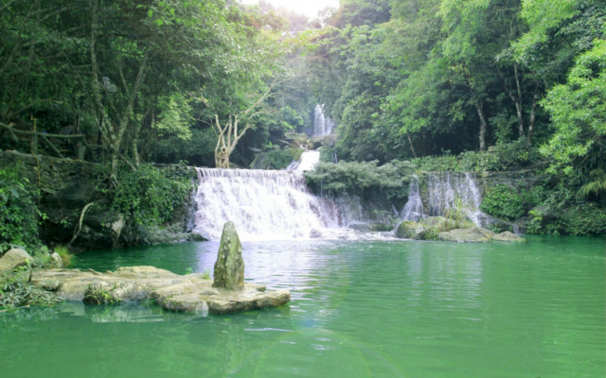 Tắm thác nước Ba Khoang