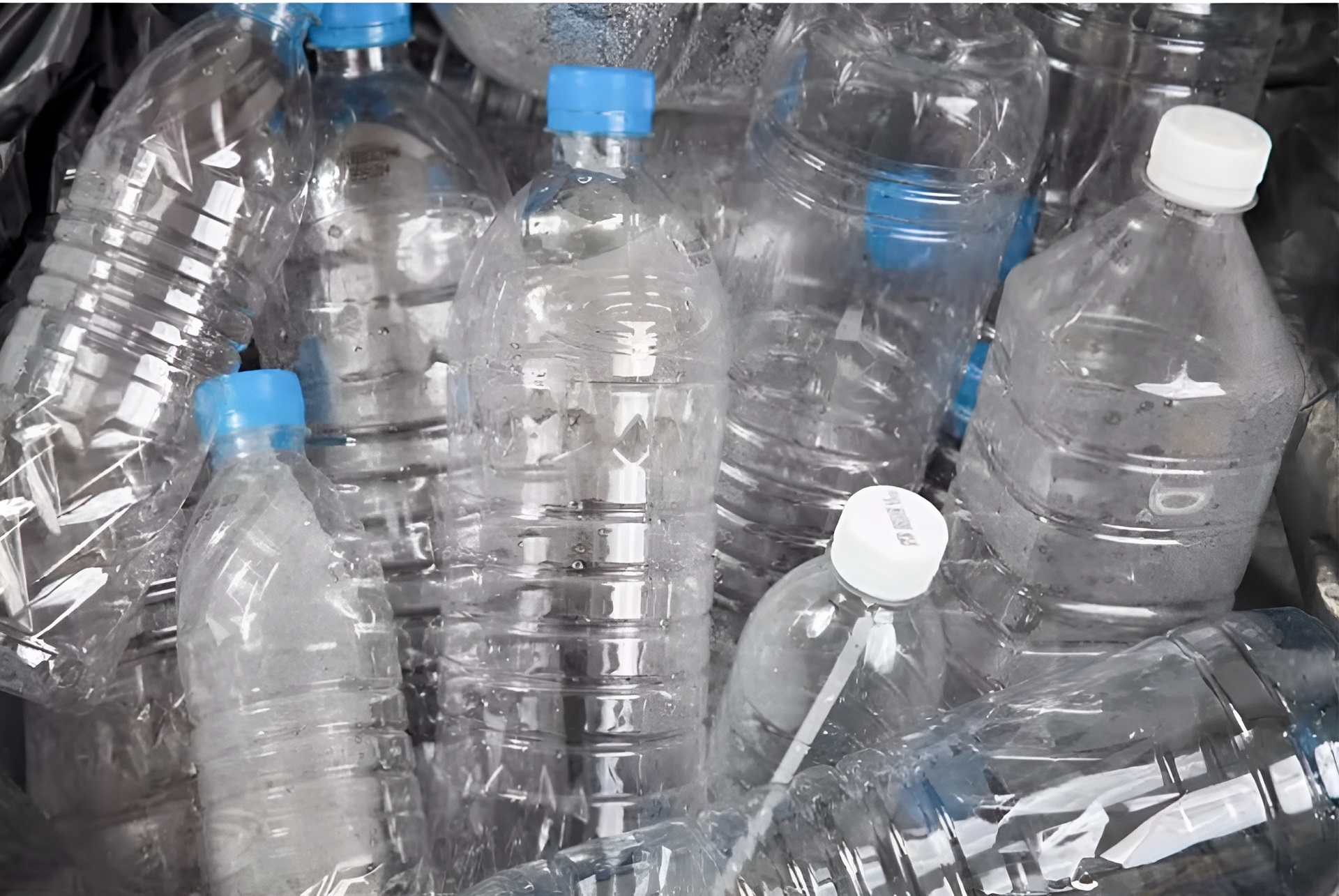 Sử dụng chai nhựa để tạo áp suất nước