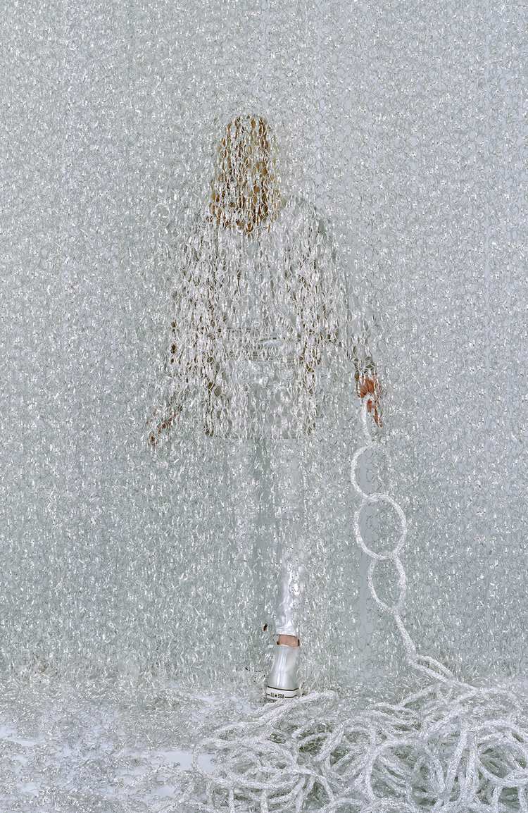 Tác phẩm làm từ dây kẽm khiến liên tưởng tới một người đứng trong cơn mưa rào cùng một sợi dây xích thể hiện sự áp lực, buồn bã, gò bó trong bộ sưu tập Lost in My Life,2011