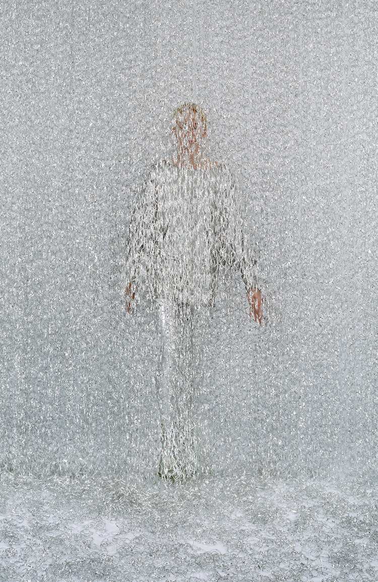 Tác phẩm làm từ dây kẽm khiến liên tưởng tới một người đứng trong cơn mưa rào trong bộ sưu tập Lost in My Life,2011