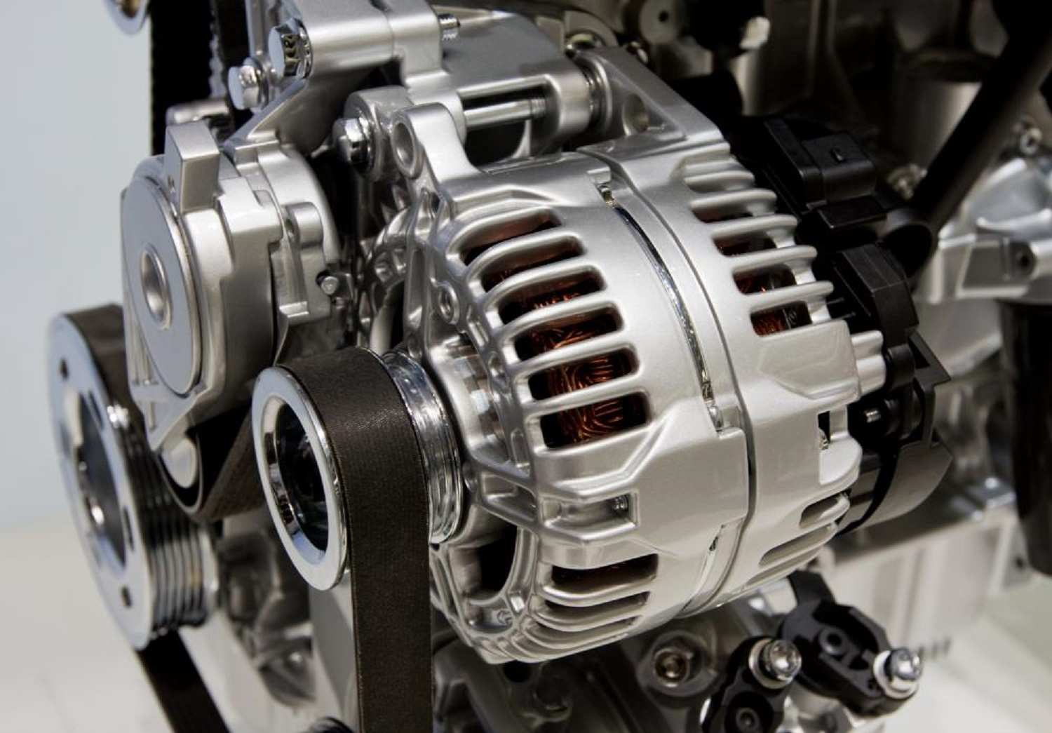 Động cơ ô tô và xe máy thường sử dụng hệ thống ròng rọc, chẳng hạn như hệ thống hoạt động với máy phát điện.