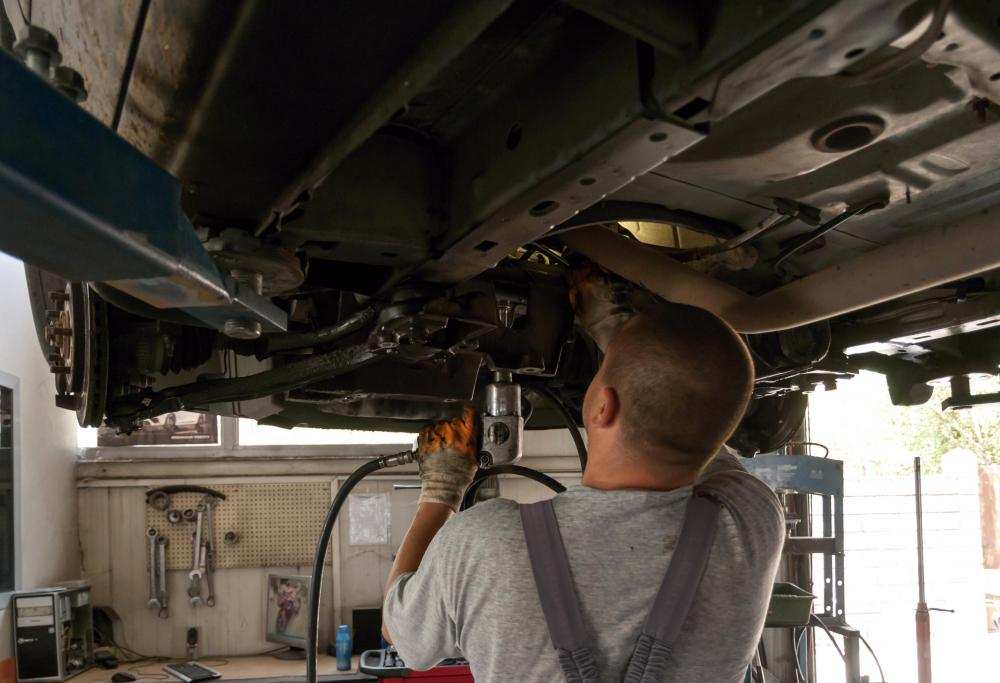 Palăng thủy lực có thể được sử dụng để cho phép thợ máy ô tô tiếp cận mặt dưới của phương tiện.