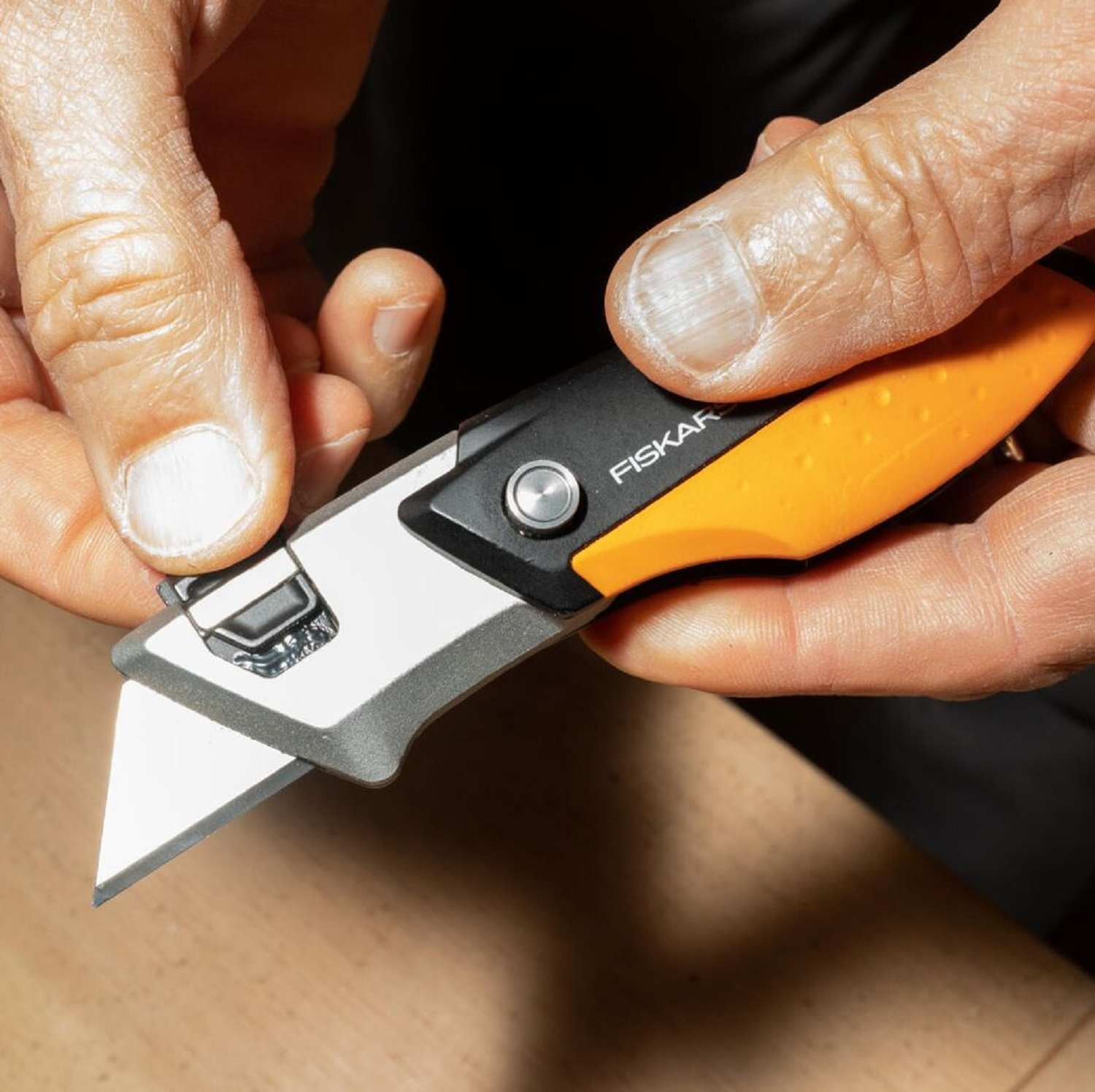 Trên con dao Fiskars Pro, một chốt đơn giản ở mũi cho phép tiếp cận lưỡi dao mà không cần dụng cụ. Kéo chốt lên sẽ mở khóa lưỡi dao, cho phép bạn trượt nó ra.