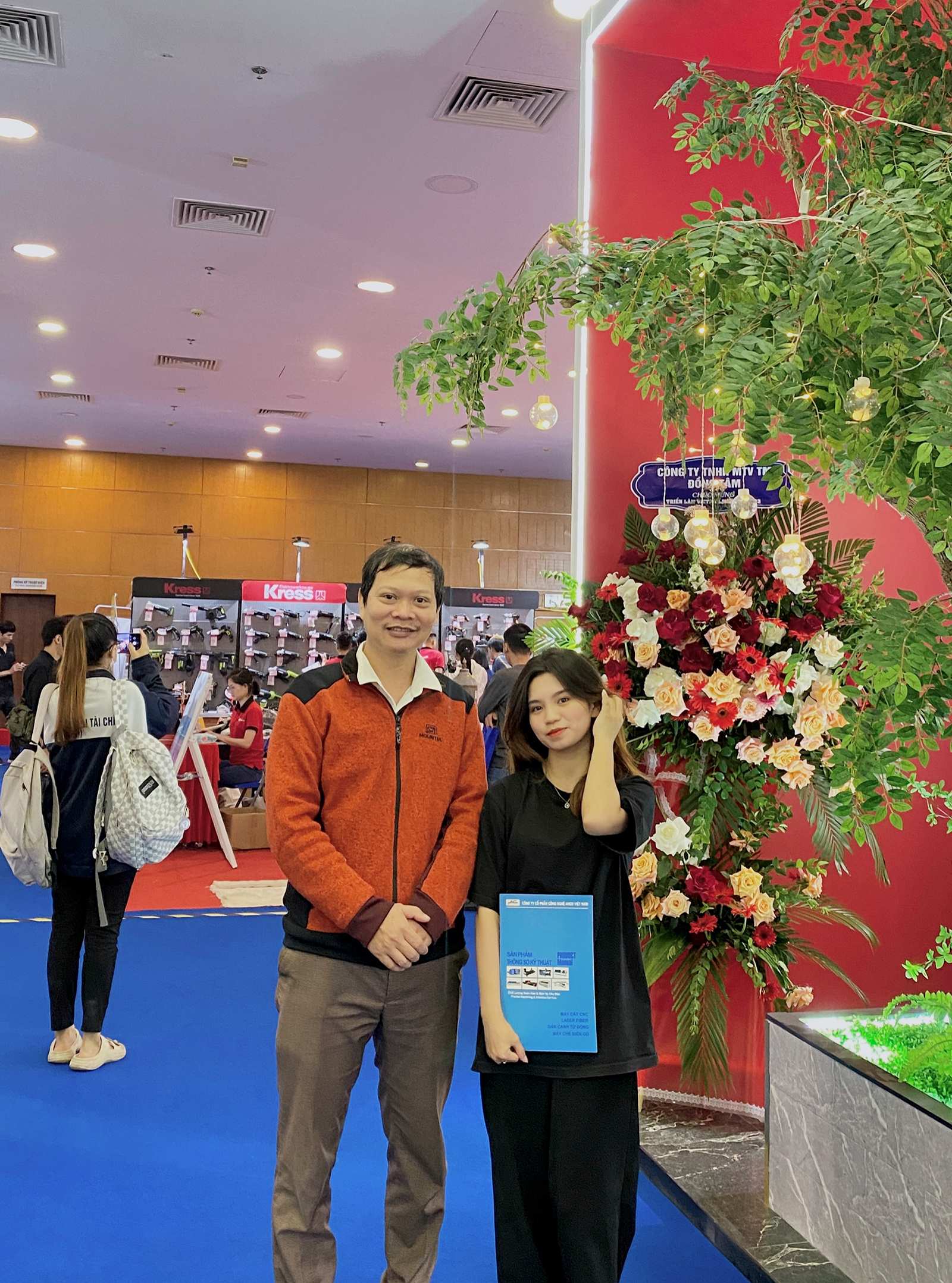 Lưu Thị Luyến và chủ tịch CTCP Công Cụ Tốt check in tại buổi triển lãm