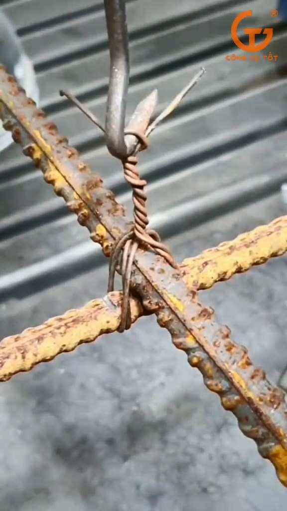 Rút móc xoay để sợi dây thép tạo thành mối buộc