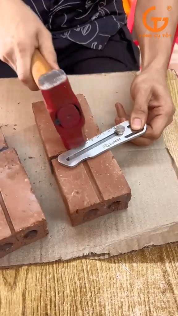 Sử dụng gạch để thử độ bền của dao rọc giấy vỏ inox