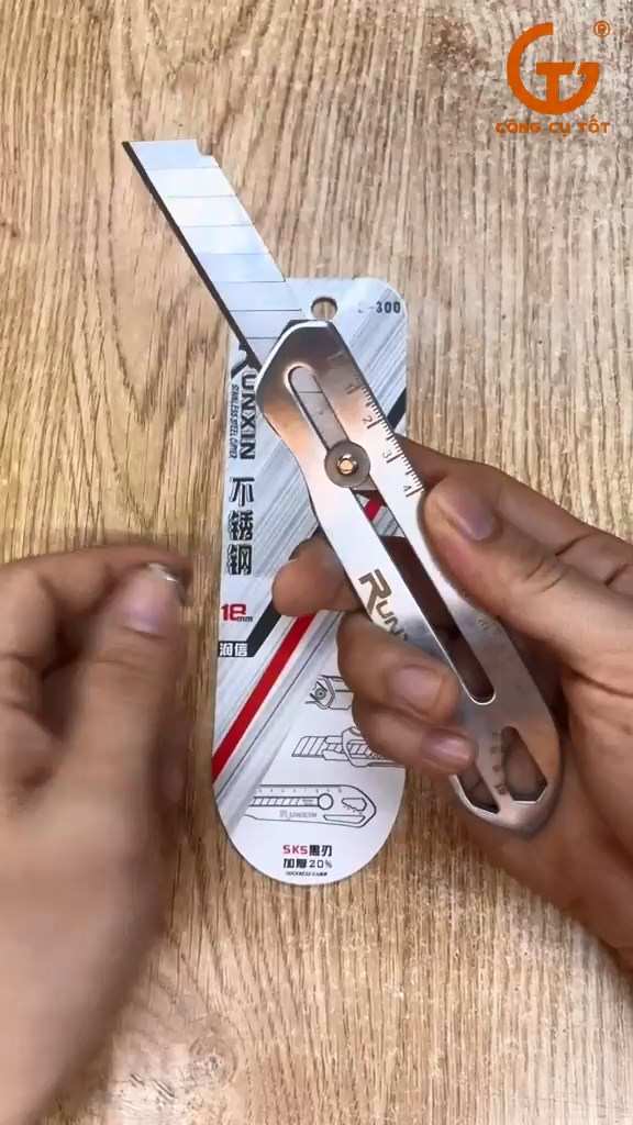Chỉ cần tháo bỏ con ốc hãm ra để thay thế lưỡi dao