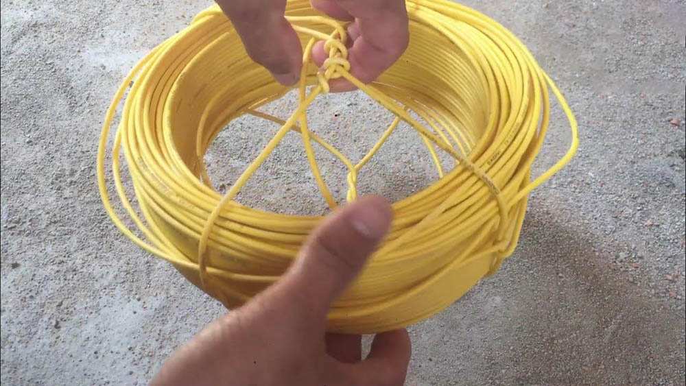 Cuốn dây điện sai cách làm dây bị rối và dễ xảy ra nguy hiểm khi sử dụng