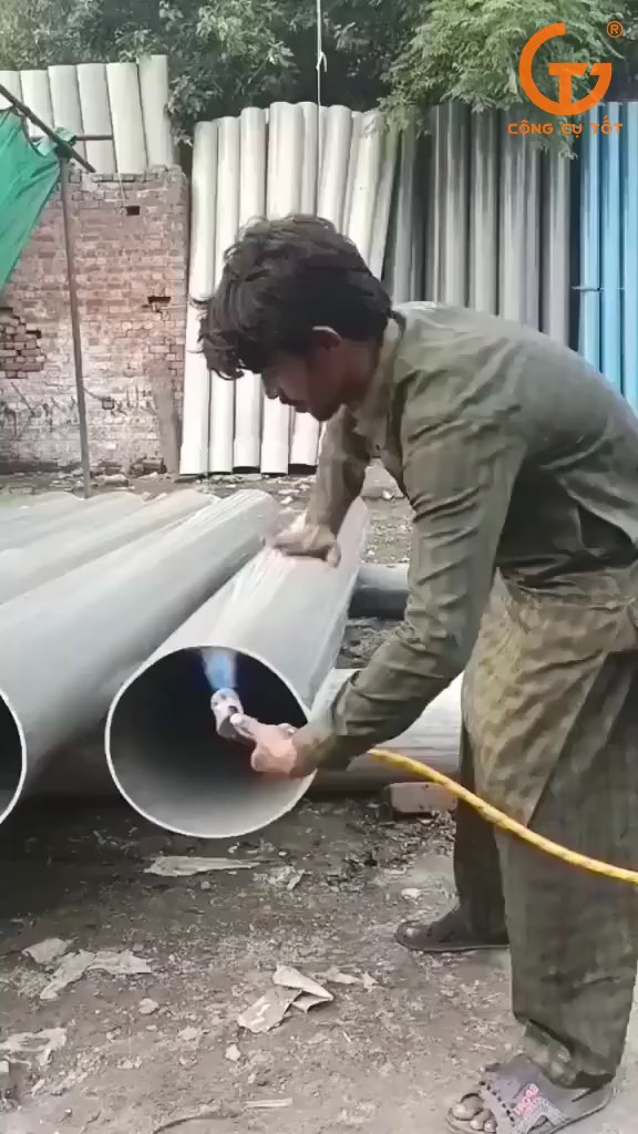 Có nhiều lý do mà người dân Ấn Độ thực hiện nong ống nhựa bằng cách thủ công