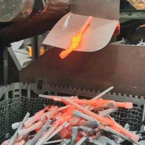 Video công đoạn dập nóng tạo hình gọng kìm trong sản xuất