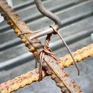 Cách buộc dây thép xây dựng bằng cây móc xoay