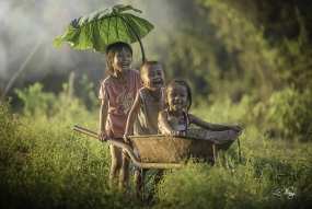 Khoảnh khắc tuổi thơ (ảnh gốc trong bộ ảnh  “Life is beautiful” của nhiếp ảnh gia  Lê Thắng - TP Vinh, Nghệ An)