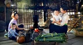 Gia đình và người mẹ, ảnh Báo Điện Biên Phủ (www.baodienbienphu.com.vn)