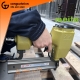 Tư thế sử dụng súng bắn đinh hơi Meite ST64 trên pallet gỗ