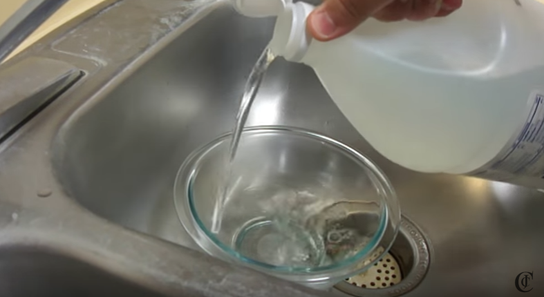 cách tẩy cặn canxi bám trên vòi nước chậu inox 1