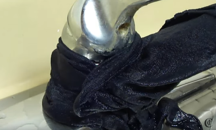 cách tẩy cặn canxi bám trên vòi nước chậu inox 5
