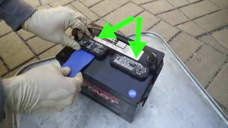 cách kiểm tra mức nước trong bình ắc quy xe ô tô 3