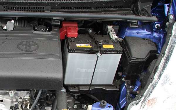 Hướng dẫn kiểm tra mức nước trong bình ắc quy xe ô tô