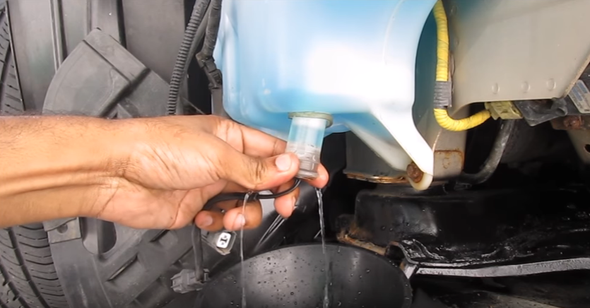 Hướng dẫn cách thay thế cảm biến két nước rửa kính xe ô tô 3