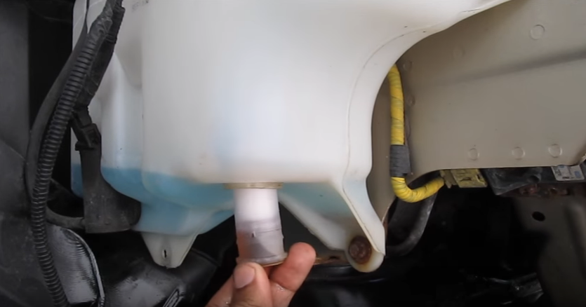 Hướng dẫn cách thay thế cảm biến két nước rửa kính xe ô tô 6