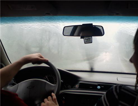 cách xử lý cửa kính ô tô bị mờ khi trời mưa 5