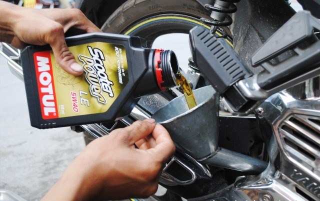 Hướng dẫn thay dầu nhớt xe máy tại nhà