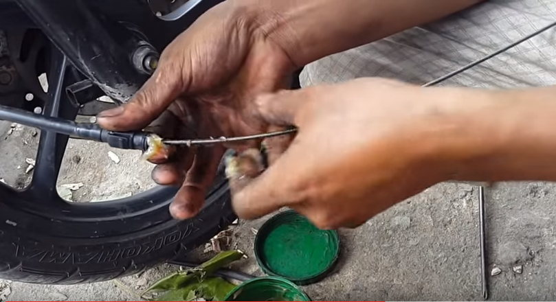Hướng dẫn kiểm tra và thay thế dây công tơ mét xe máy