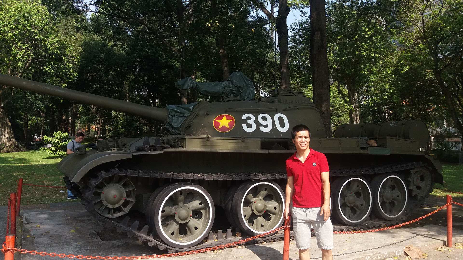 Vũ Hải Sơn bên xe tăng