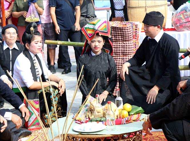 Trang phục áo dài đen cô dâu chú rẻ truyền thống của ngời Thái Đen
