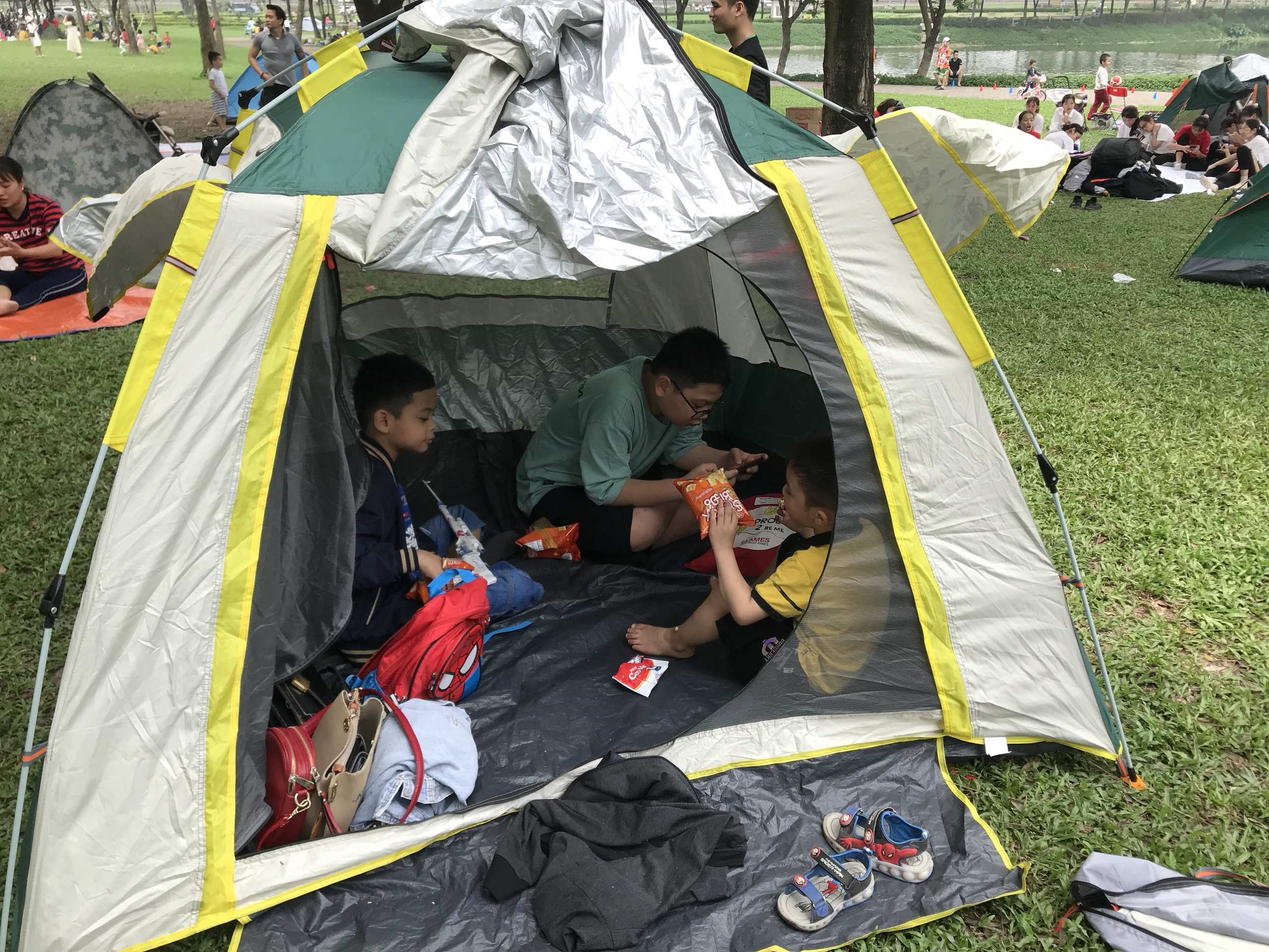 Trẻ em trong lều