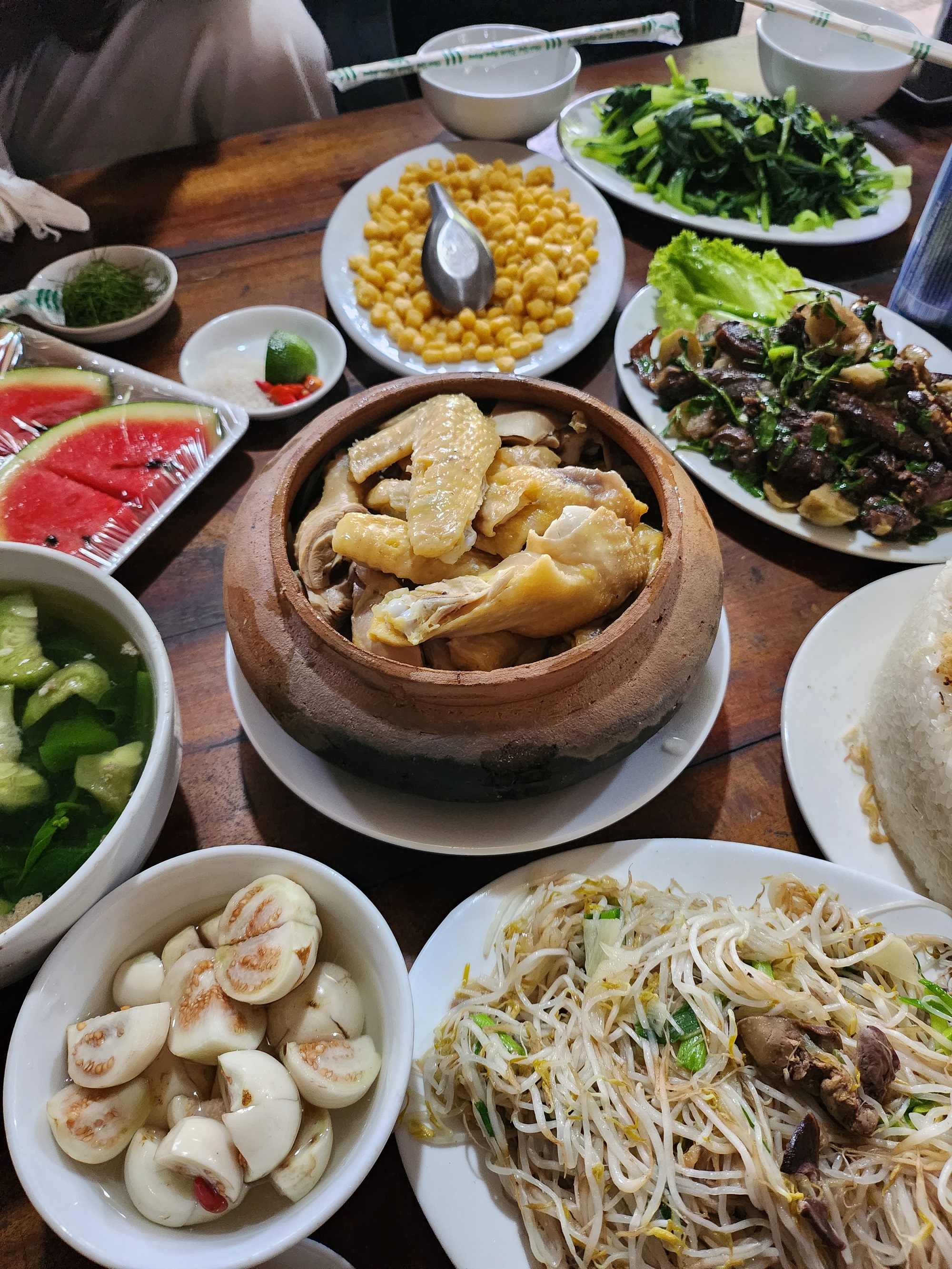 Bữa cơm thân mật được chuẩn bị sẵn thật thịnh soạn - ảnh chụp bởi Huyền Trang