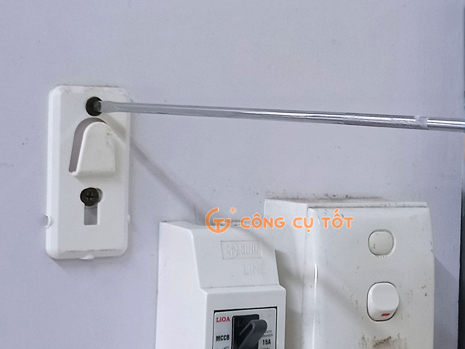 Dùng để tháo, vặn các loại ốc vít dạng dẹp cỡ 8mm tiện lợi