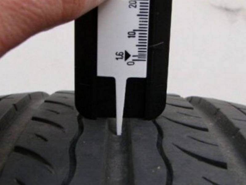 Ảnh minh họa cách sử dụng thước đo độ mòn lốp xe