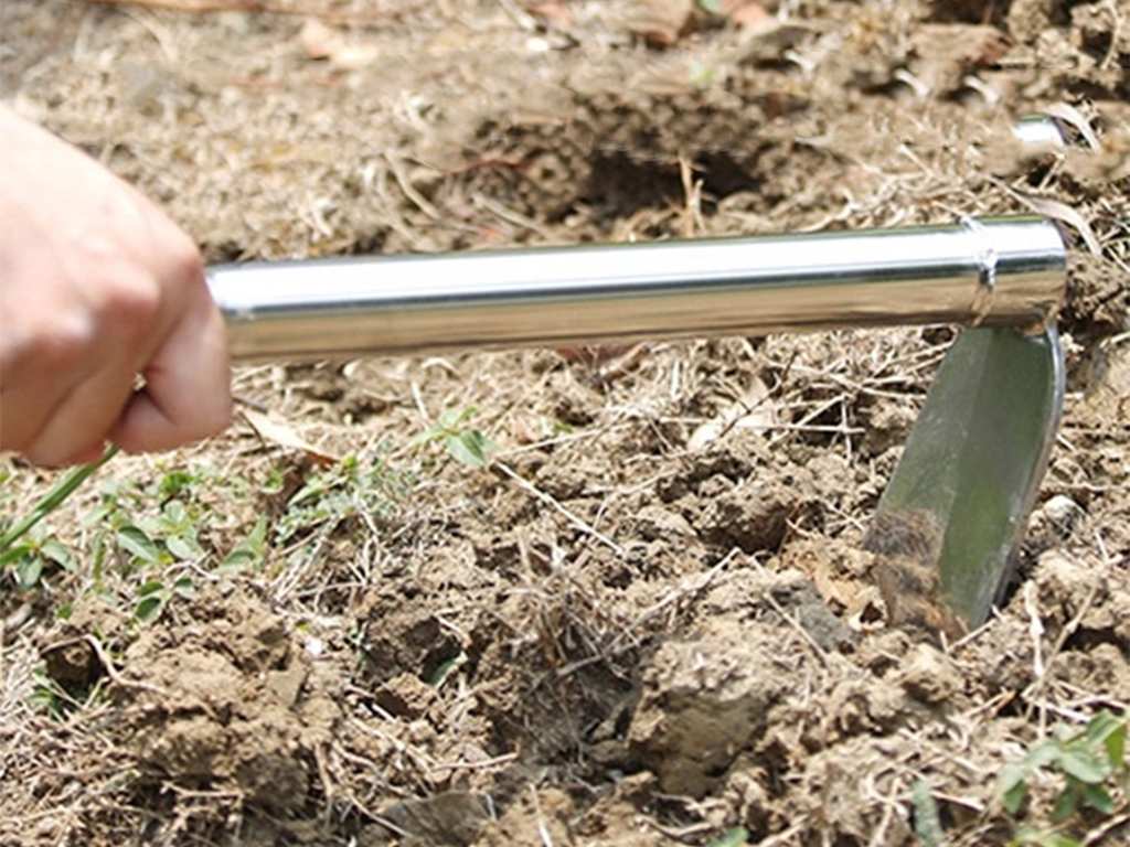 Lưỡi cuốc inox cong nghiêng thuận tiện cho việc đào xới đất