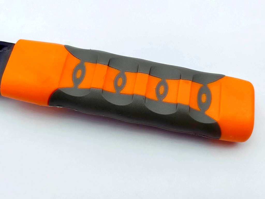 Tay cầm được làm bằng nhựa với thiết kế vân chống trơn trượt trong quá trình sử dụng