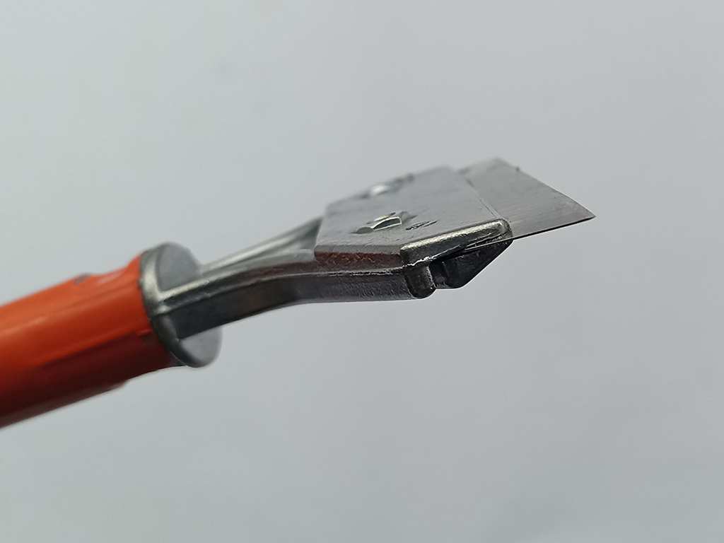 Đầu sủi sử dụng dao rọc giấy dễ dàng thay lắp
