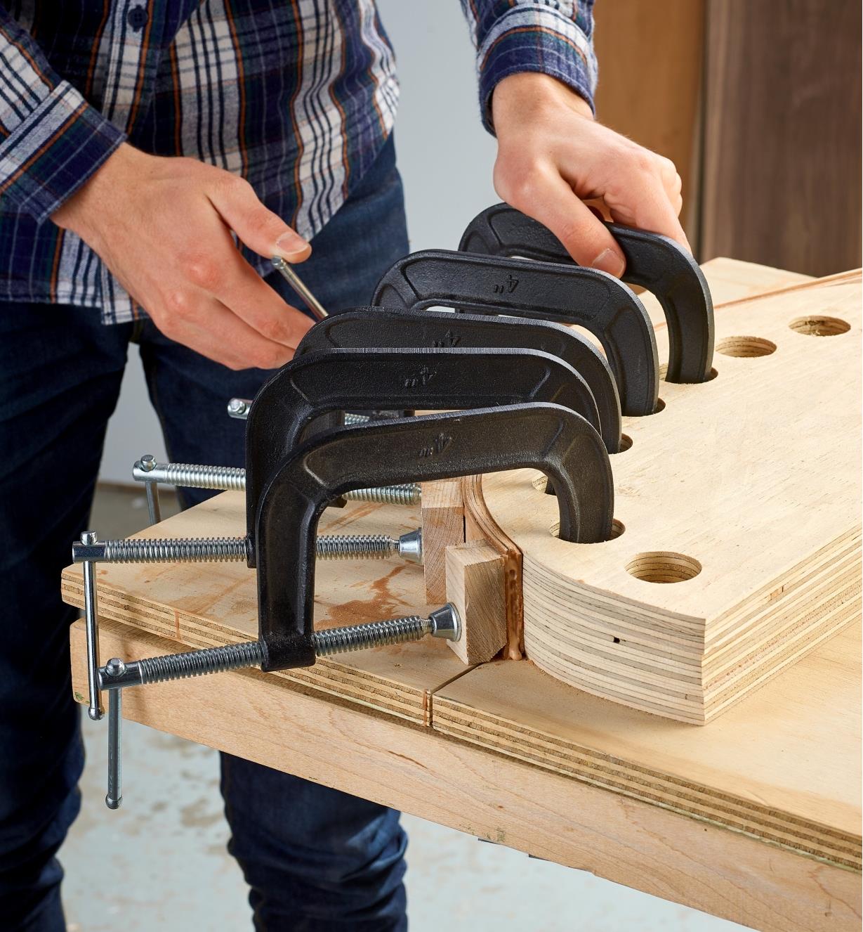 Sử dụng cảo để cố định những chi tiết gỗ đang được gắn keo