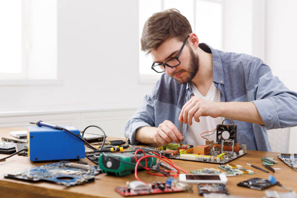 Thợ sửa chữa linh kiện điện tử sử dụng để tháo, lắp các phụ kiện nhỏ