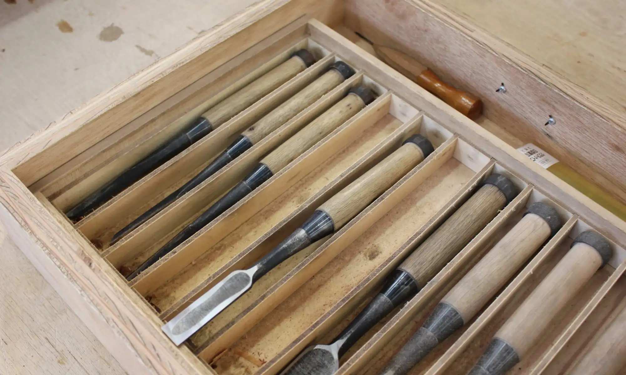 Bảo quản đục gỗ ở trong thùng đồ nghề chuyên dụng