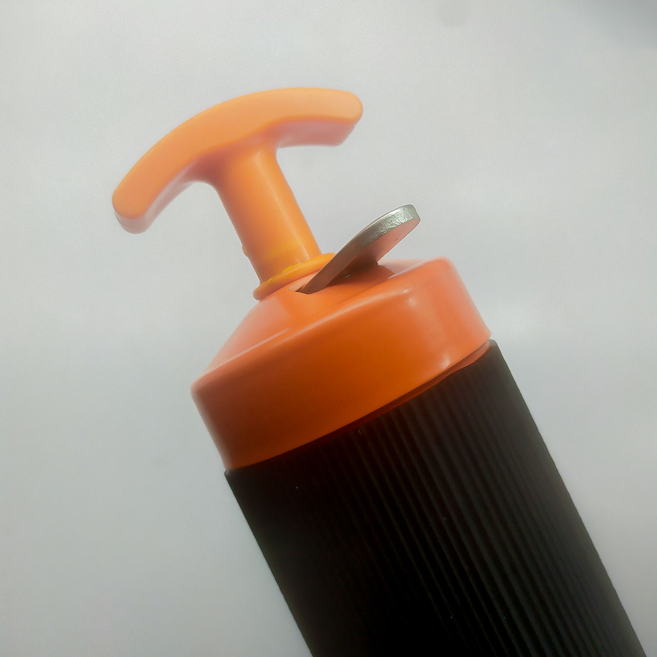 đầu ống bơm có kết nối ren giúp dễ tháo lắp và vệ sinh