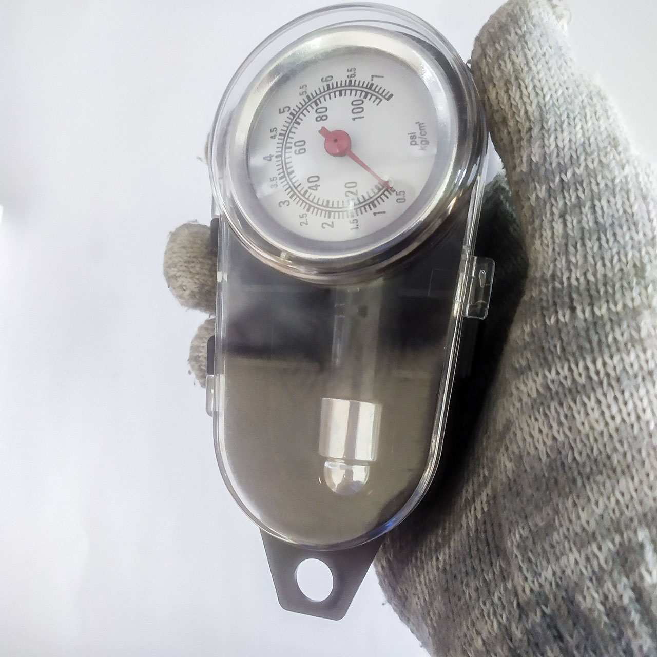 Cầm trên tay sản phẩm đồng hồ áp suất hơi lốp xe 0.5 - 7.5