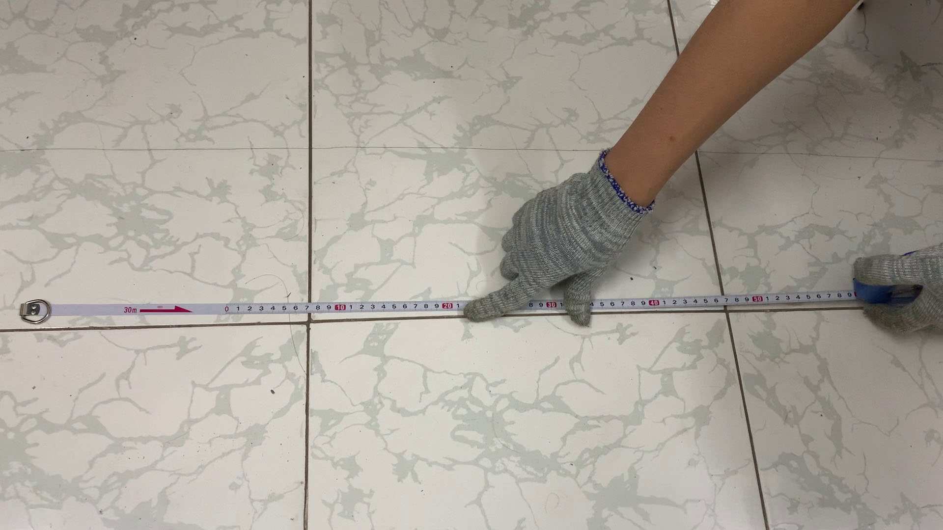 Dùng thước cuộn dây thép C-Mart D0009-30 để đo sàn nhà
