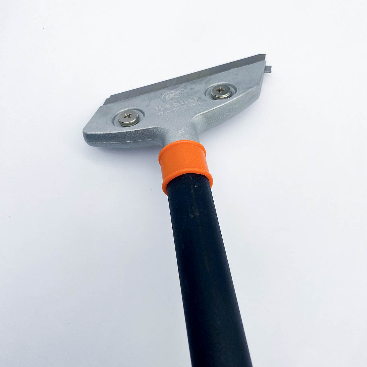 Lưỡi dao có thể thay thế dễ dàng chỉ bằng cách vặn 2 con ôc cố định dao 